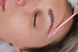 Laminado de cejas con efecto lifting